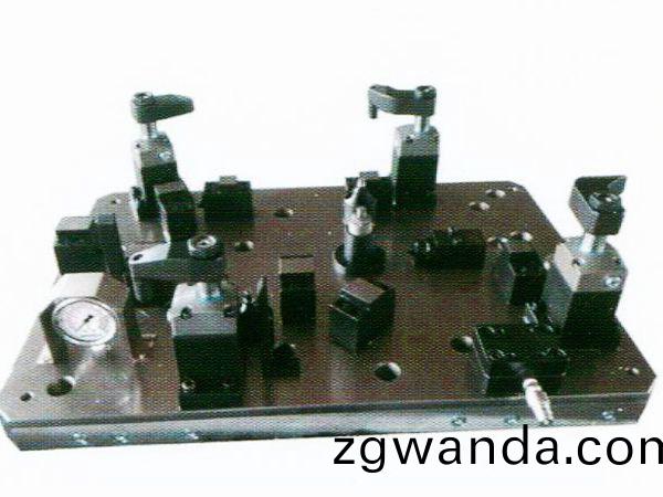 齒(chi)輪室罩(zhao)蓋(gai)液(ye)壓(ya)裌具(ju)